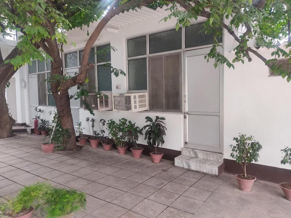 Vatika Homestay Varanasi Bagian luar foto