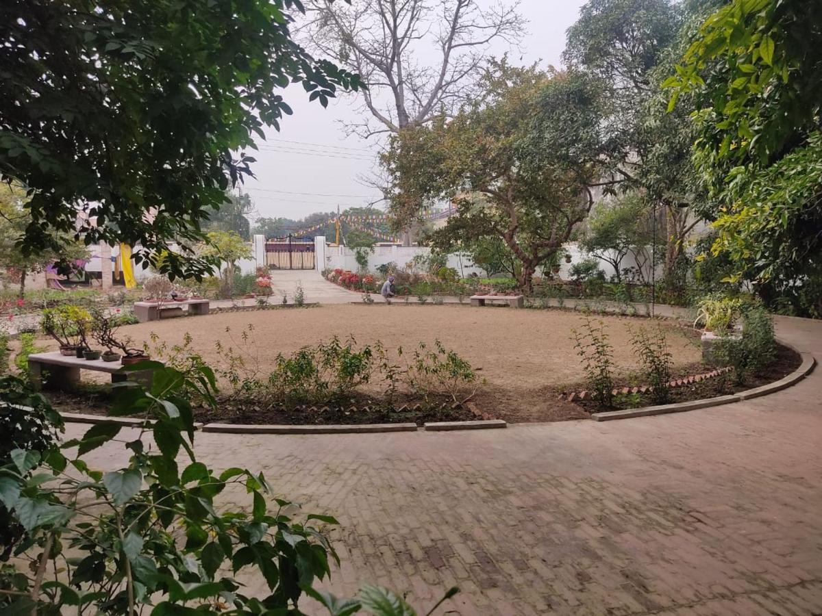 Vatika Homestay Varanasi Bagian luar foto