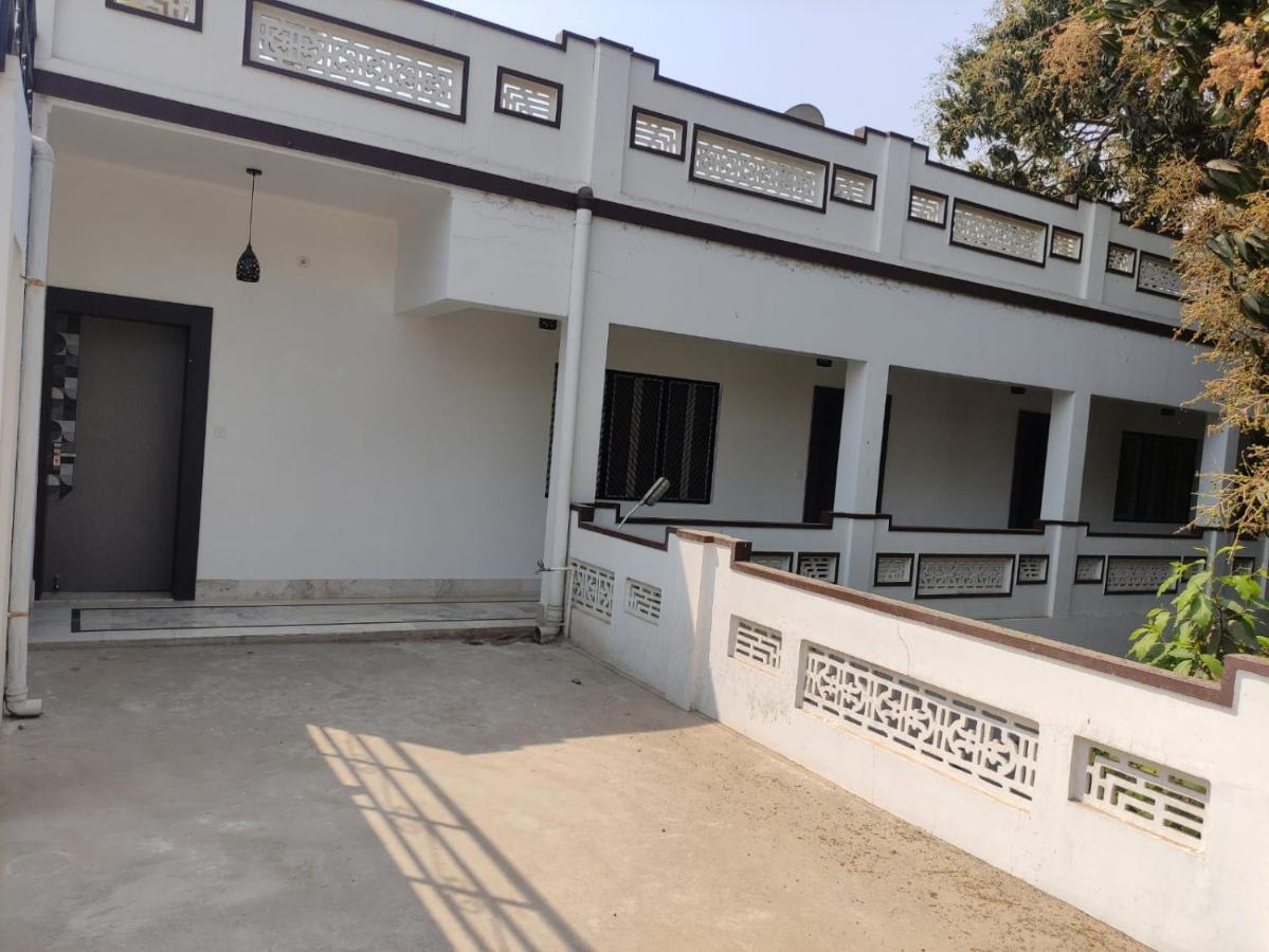 Vatika Homestay Varanasi Bagian luar foto